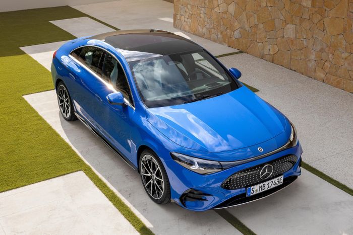  Mercedes-Benz đồng thời đưa nền tảng MB.EA-M điện áp 800 V vào các mẫu xe điện mới như CLA và GLC. Cách tiếp cận này cho phép hãng kết hợp hệ truyền động điện với những tên gọi và kiểu dáng vốn đã có vị trí trên thị trường. 