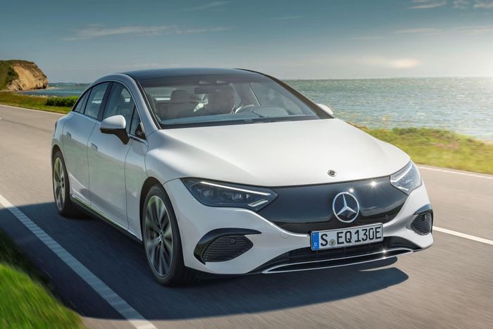  Mercedes-Benz EQE ưu tiên hệ số cản không khí thấp nhằm tối đa hóa hiệu quả sử dụng năng lượng, khiến mẫu sedan thiếu đi diện mạo bề thế vốn thường được kỳ vọng ở một chiếc Mercedes-Benz cao cấp. 