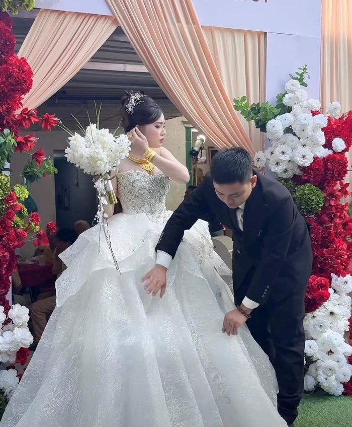 Hoài Lâm chăm sóc vợ trong ngày vui. 