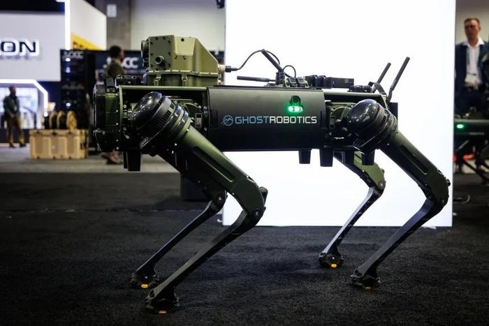 Một robot Vision 60 Q-UGV tại gian hàng của Ghost Robotics trong khuôn khổ Triển lãm Quốc phòng của Hiệp hội Quân đội Mỹ tháng 10/2025. Ảnh: Bloomberg.