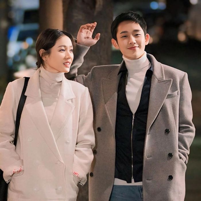 Truyền thông, phim ảnh góp phần để những mối tình "chị ơi, anh yêu em" trở nên phổ biến ở xứ củ sâm. Ảnh: Something in the rain.