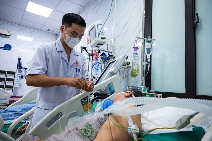 Bệnh nhân điều trị tại Bệnh viện Bạch Mai. Ảnh: Đinh Hà.