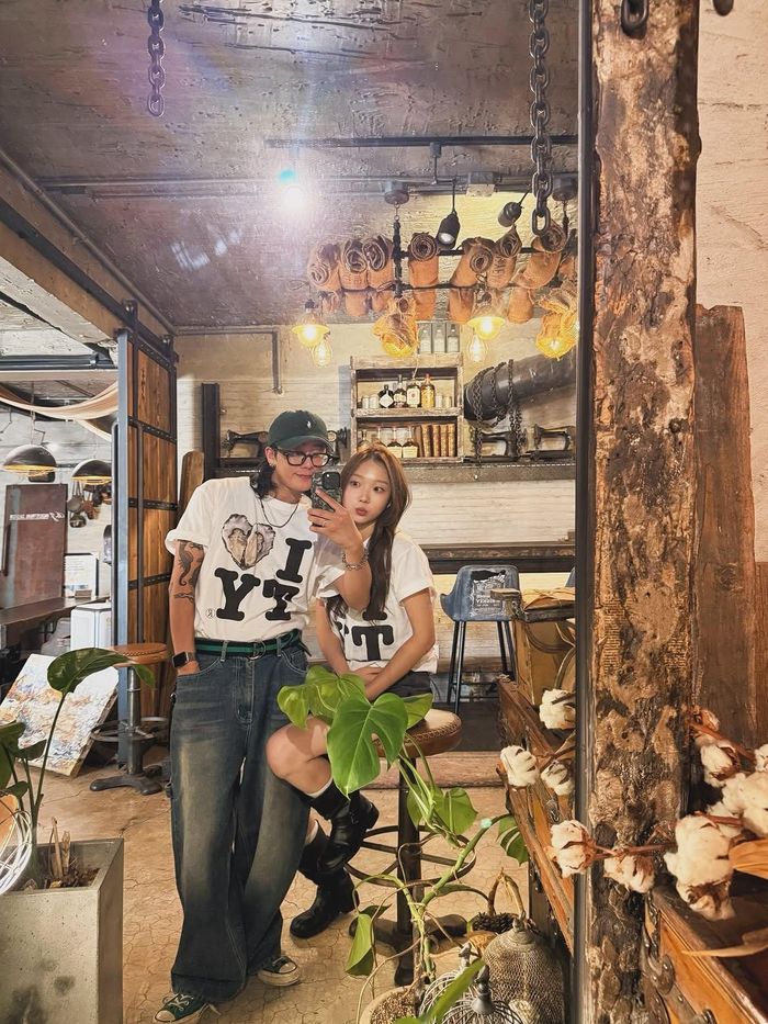  Áo phông hình hàu Tongyeong được đóng gói như hải sản tươi sống, cho thấy cách Hàn Quốc biến những đặc sản địa phương thành món lưu niệm hài hước và thú vị. Ảnh: @tac_lub, @hae.nu.kr/IG. 