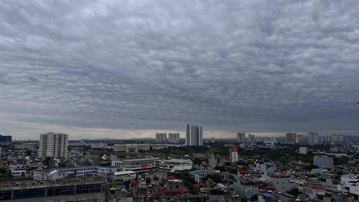 Nhiều người dân Hà Nội bất ngờ khi bắt gặp đám mây có hình dạng lạ mắt. Ảnh: phthanhhaii.
