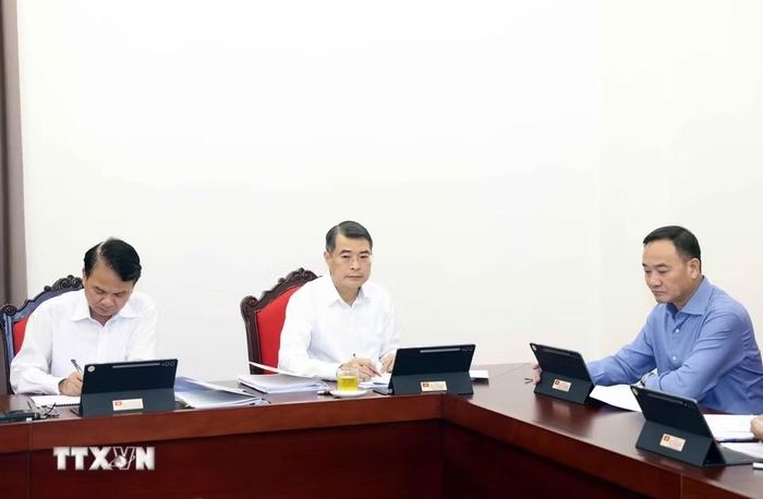  Thủ tướng Lê Minh Hưng và các đại biểu thảo luận tại tổ. Ảnh: Thống Nhất/TTXVN. 