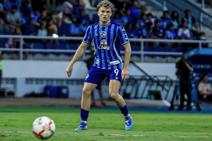 Gia đình Tierney cũng có truyền thống thể thao. Hai chị gái của anh là Murron và Grear Tierney đều theo bóng đá và từng làm công tác huấn luyện trẻ tại Malaysia. Tierney hoàn tất việc nhập quốc tịch Malaysia vào năm 2023. Cũng trong năm này, anh bắt đầu được trao cơ hội thi đấu cho đội U23 Malaysia và dần tiến gần hơn đến đội tuyển quốc gia. Ảnh: @fergus.tierney/Instagram.