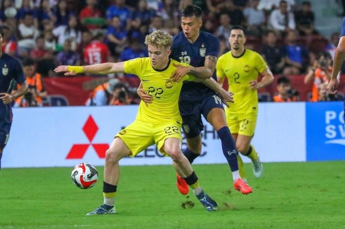 Từ mùa giải 2026/27, Tierney chuyển sang Cyprus, khoác áo Omonia 29is Maiou tại giải VĐQG nước này. Đây là bước tiến mới trong sự nghiệp của tiền đạo sinh năm 2003 khi anh bắt đầu thi đấu thường xuyên ở một môi trường bóng đá châu Âu. Trước trận gặp Việt Nam, Tierney đã có 8 lần khoác áo đội tuyển Malaysia và ghi một bàn. Ảnh: @fergus.tierney/Instagram.