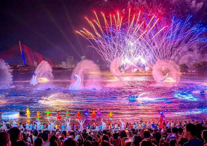 Quảng Ninh có vịnh, biển, du thuyền và hệ thống điểm đến đang được đầu tư mạnh. Nhiều chương trình nghệ thuật, vui chơi giải trí về đêm ở Quảng Ninh thu hút du khách