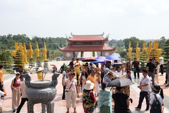 Đông đảo khách quốc tế tham quan Khu Nghi lễ thờ Tổ