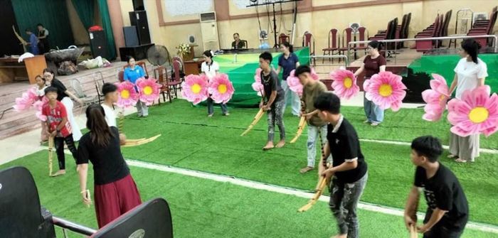 Nghệ nhân, diễn viên Lào Cai đang tích cực tập luyện, chuẩn bị các tiết mục tham gia Ngày hội