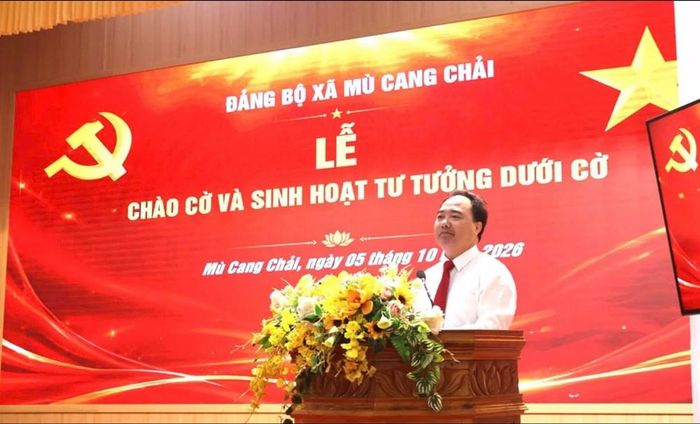 Bí thư Đảng ủy, Chủ tịch HĐND xã Giàng A Câu phát biểu tại Lễ chào cờ và sinh hoạt dưới cờ tháng 10