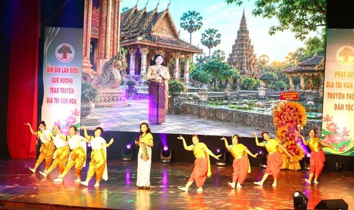 Đội nghệ thuật TP. Cần Thơ trình diễn tại liên hoan