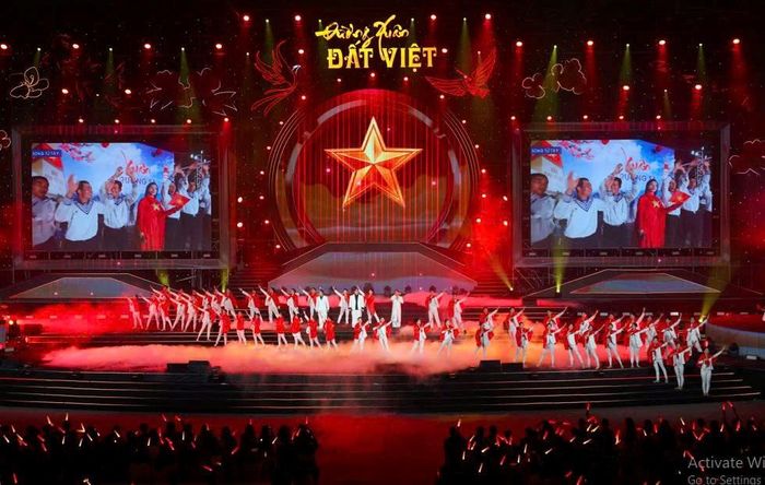 “Đường Xuân đất Việt 2026 - Hội tụ” là sự hòa quyện giữa "chất quân sự'' và '"hồn dân tộc". Chương trình phản ánh sinh động sự giao thoa giữa văn hóa truyền thống và nghệ thuật đương đại, giữa “chất quân sự” mạnh mẽ, bản lĩnh, sắc sảo, sáng tạo và “hồn dân tộc.” Chương trình được tổ chức vào tối ngày 7.2.2026