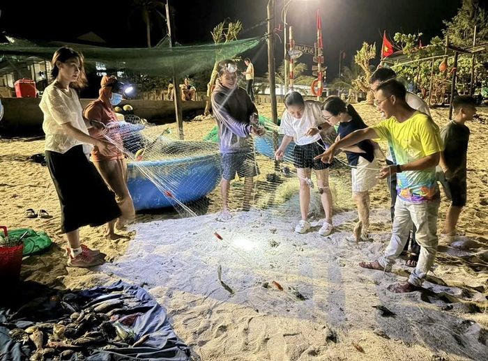 Du khách trực tiếp tham gia gỡ lưới, thu hoạch hải sản cùng ngư dân địa phương