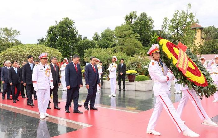 Đoàn đại biểu Ban Chấp hành Trung ương Đảng tưởng niệm các Anh hùng liệt sĩ. Ảnh: chinhphu.vn
