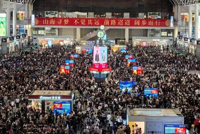 Ga tàu ở Thượng Hải trong ngày đầu tiên của Tuần lễ Vàng 2026, dịp nghỉ lễ Quốc khánh Trung Quốc