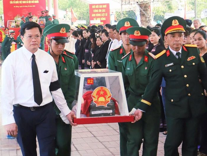 Những hài cốt liệt sĩ lần lượt được di chuyển về vị trí an táng