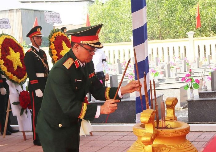 Thiếu tướng Lương Đình Chung, Bí thư Đảng ủy, Chính ủy Quân khu 5, dâng hương tưởng niệm các liệt sĩ
