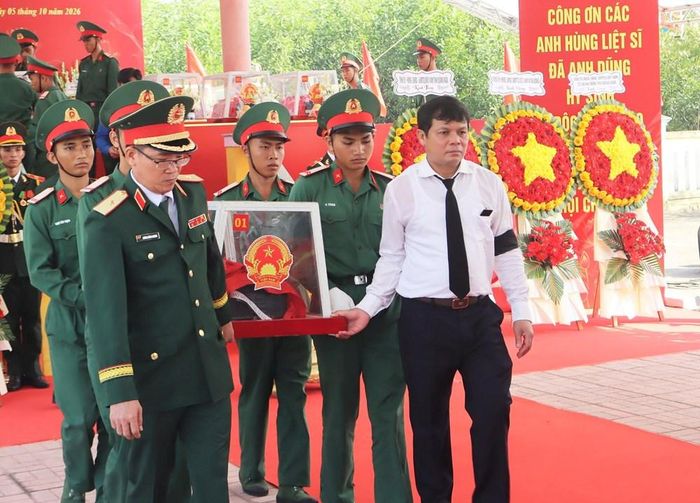 Lãnh đạo Quân khu 5 và tỉnh Quảng Ngãi đưa hài cốt liệt sĩ về nơi an nghỉ