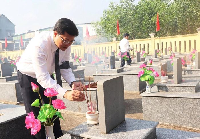 Đại biểu thắp hương tưởng nhớ các Anh hùng liệt sĩ tại Nghĩa trang Liệt sĩ xã Ba Động