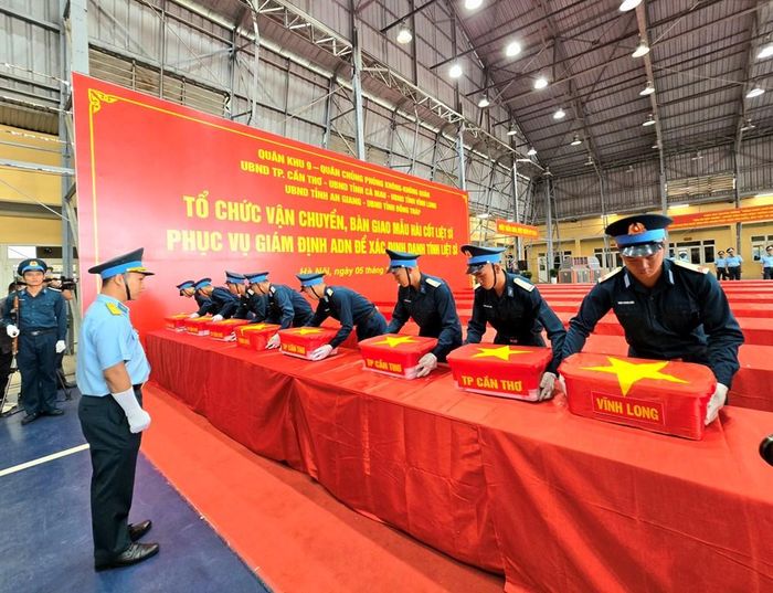 Các mẫu hài cốt được phủ Quốc kỳ