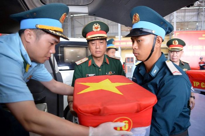 Đưa mẫu hài cốt liệt sĩ lên ô tô vận chuyển đến các điểm giám định ADN
