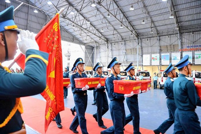 Đưa mẫu hài cốt liệt sĩ từ máy bay vào khu vực bàn giao