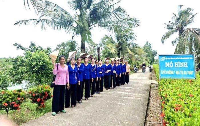 Hội LHPN xã Đá Bạc, tỉnh Cà Mau tham gia xây dựng mô hình "Tuyến đường, nhà tôi an toàn", góp phần làm đẹp đường nông thôn. Ảnh: LHPN tỉnh Cà Mau