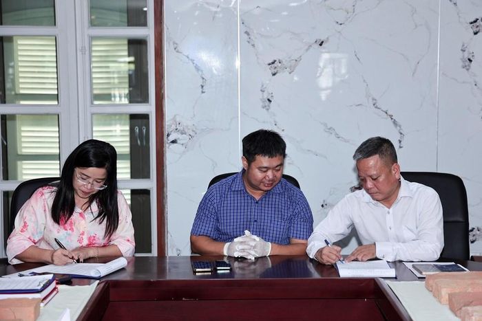 Ký biên bản bàn giao hiện vật