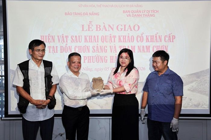 Lễ bàn giao hiện vật sau khai quật khảo cổ khẩn cấp tại Đồn Chơn Sảng và Trạm Nam Chơn, phường Hải Vân
