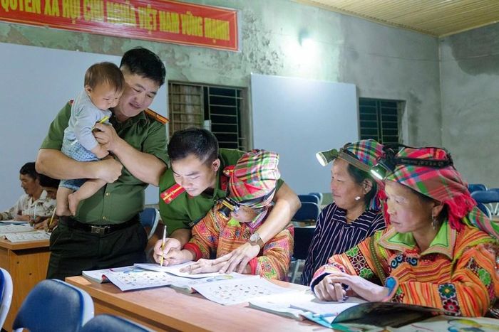 Cán bộ công an tận tình hỗ trợ các học viên