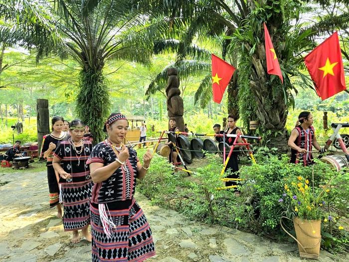 Không gian thực cảnh “Vườn tượng biết kể chuyện” mang đến những giai điệu cồng chiêng, âm nhạc truyền thống và dân ca dân vũ rộn ràng