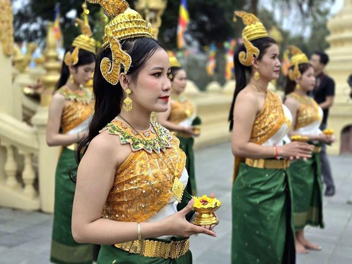 Trang phục cùng những điệu múa của các thiếu nữ Khmer tạo ấn tượng với khách du lịch khi đến Làng