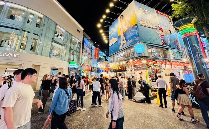 Tây Môn Đình nằm ở Vạn Hoa là một trong những khu phố đi bộ, mua sắm và ẩm thực sôi động của Đài Bắc