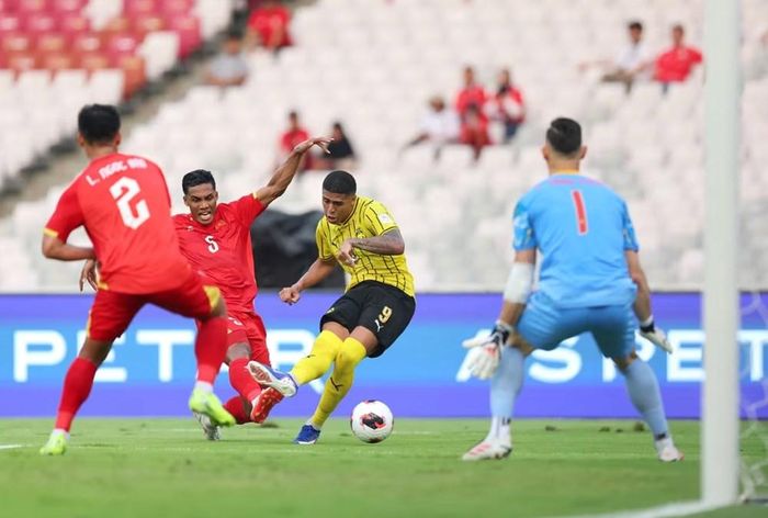 Đội tuyển Việt Nam (áo đỏ) đã nỗ lực trong suốt 90 phút của trận đấu. Ảnh: FIFA