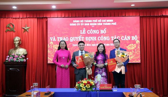 Lãnh đạo Ban Xây dựng Đảng Đảng ủy UBND TP.HCM chúc mừng Bí thư, Phó Bí thư Đảng ủy Nhà trường