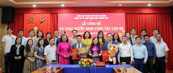 Các đại biểu chụp ảnh lưu niệm