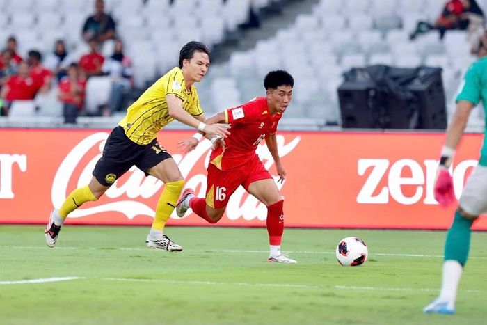 Đội tuyển Việt Nam (áo đỏ) không có được thành tích tốt tại FIFA ASEAN Cup 2026