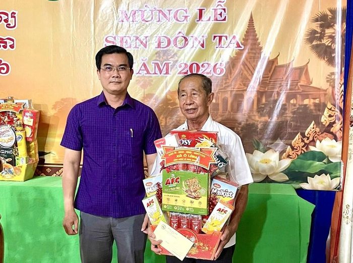 Lãnh đạo xã tặng quà người có uy tín