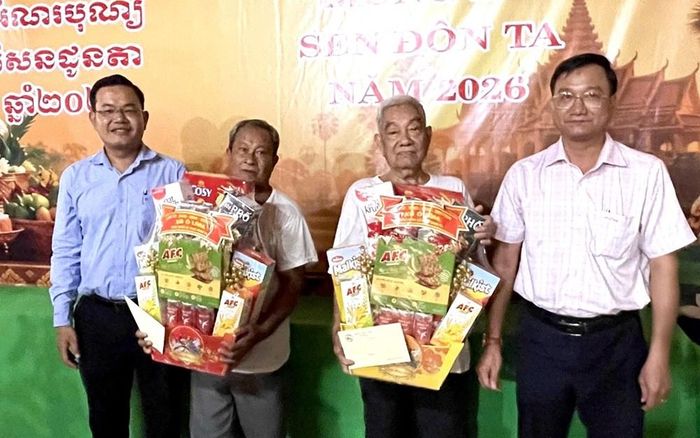 Lãnh đạo xã tặng quà cho 2 gia đình chính sách