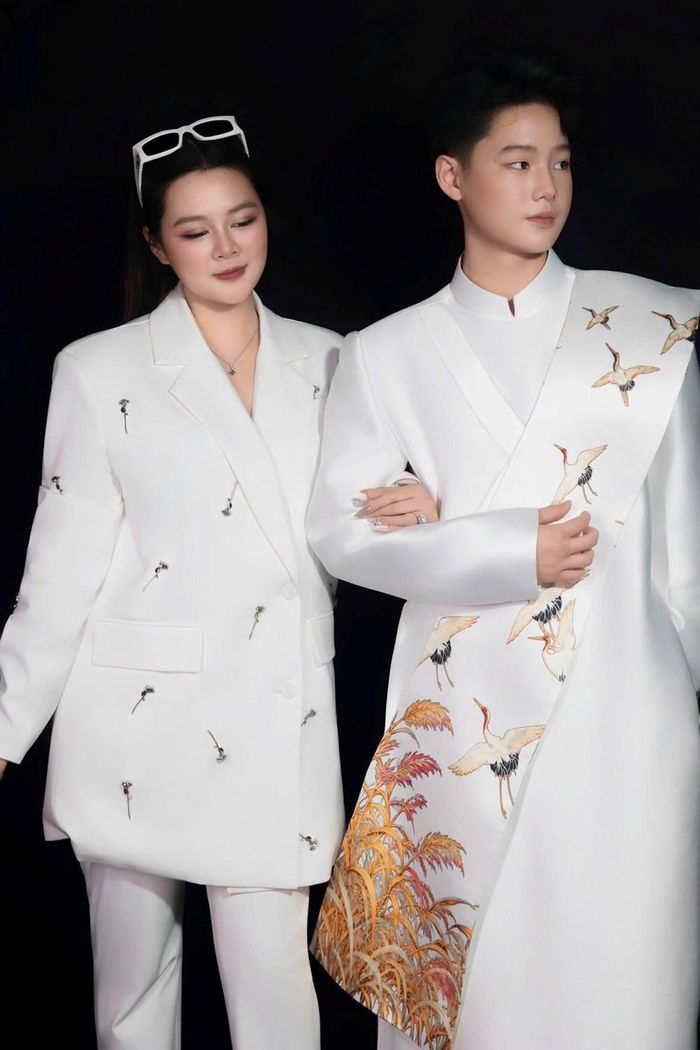 Lê Tiến Đạt cùng dàn 45 người mẫu đã tham gia thể hiện và quảng bá BST "Ngọc hạc vương uyển" của NTK Thạch Linh
