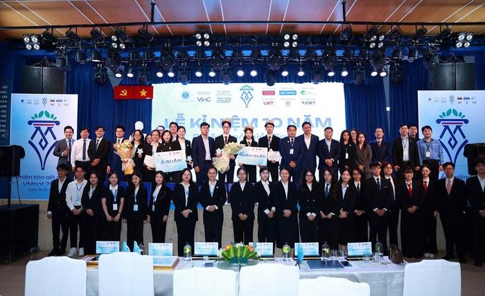 Đại biểu chụp ảnh lưu niệm cùng hai đội dự thi xuất sắc