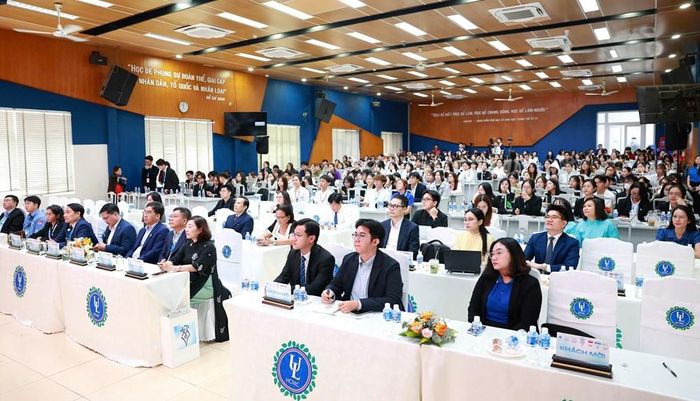 Đại biểu và sinh viên tham dự chương trình