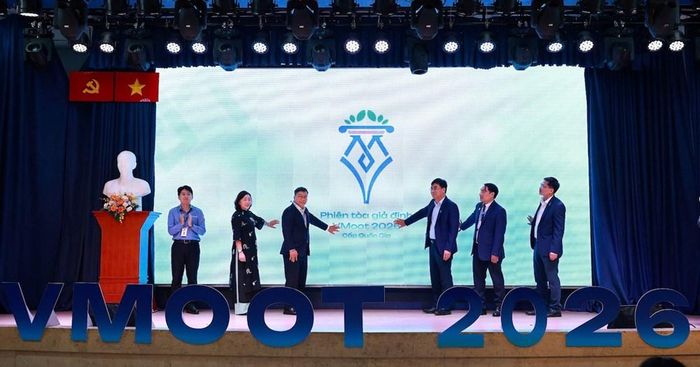 Các đại biểu thực hiện nghi thức công bố Bộ nhận diện thương hiệu mới của VMoot
