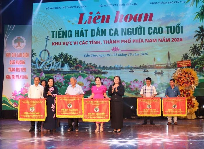 Ban tổ chức đã trao giải Nhất cho 3 đội Đồng Tháp, Vĩnh Long và Cà Mau
