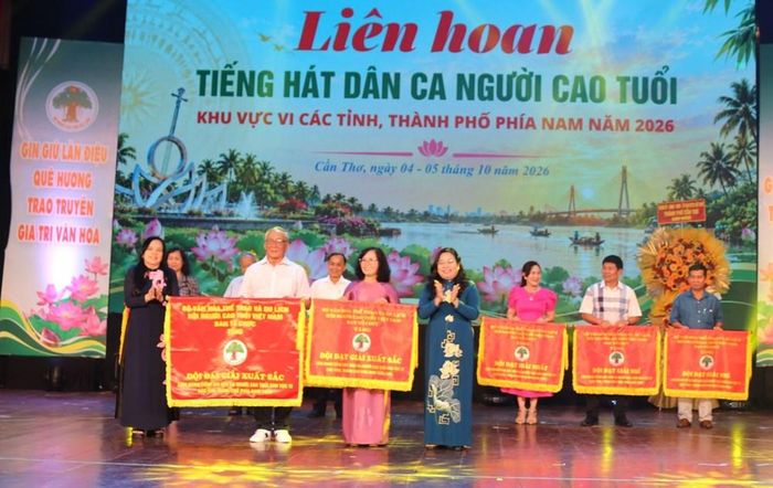 Lãnh đạo TP. Cần Thơ và Hội Người cao tuổi Việt Nam đã trao giải xuất sắc toàn diện cho 2 đội TP.HCM và TP. Cần Thơ