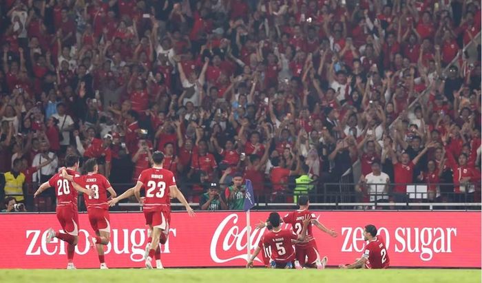Niềm vui của các cầu thủ và người hâm mộ Indonesia. Ảnh: FIFA
