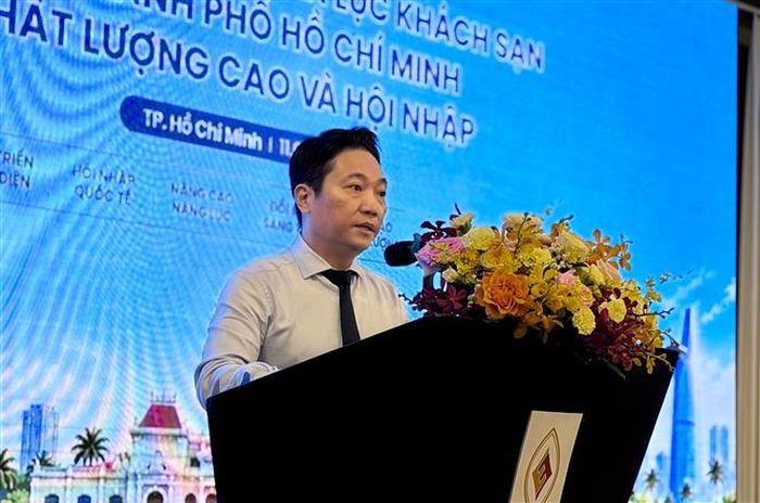 Phó giám đốc Sở Du lịch Thành phố Hồ Chí Minh Lê Trương Hiền Hòa phát biểu tại hội nghị “Phát triển nguồn nhân lực khách sạn tại TP Hồ Chí Minh chất lượng cao và hội nhập”. Ảnh: Mỹ Phương – TTXVN