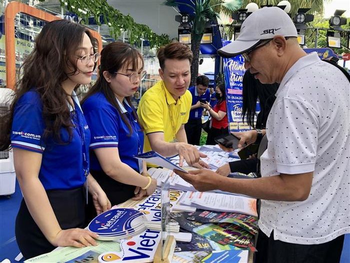 Doanh nghiệp giới thiệu sản phẩm du lịch hè 2026 đến khách hàng tại Ngày hội Du lịch Thành phố Hồ Chí Minh lần thứ 22 - 2026. Ảnh: Mỹ Phương – TTXVN.