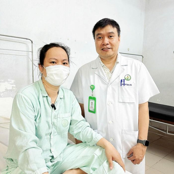 TS.BS Đỗ Ngọc Sơn – Phó Trưởng khoa Phẫu thuật Tiết niệu và người bệnh sau ca phẫu thuật. Ảnh: BVCC
